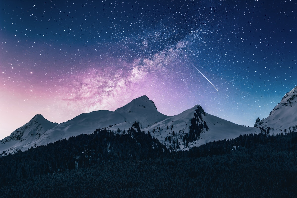 星空下安静的山脉